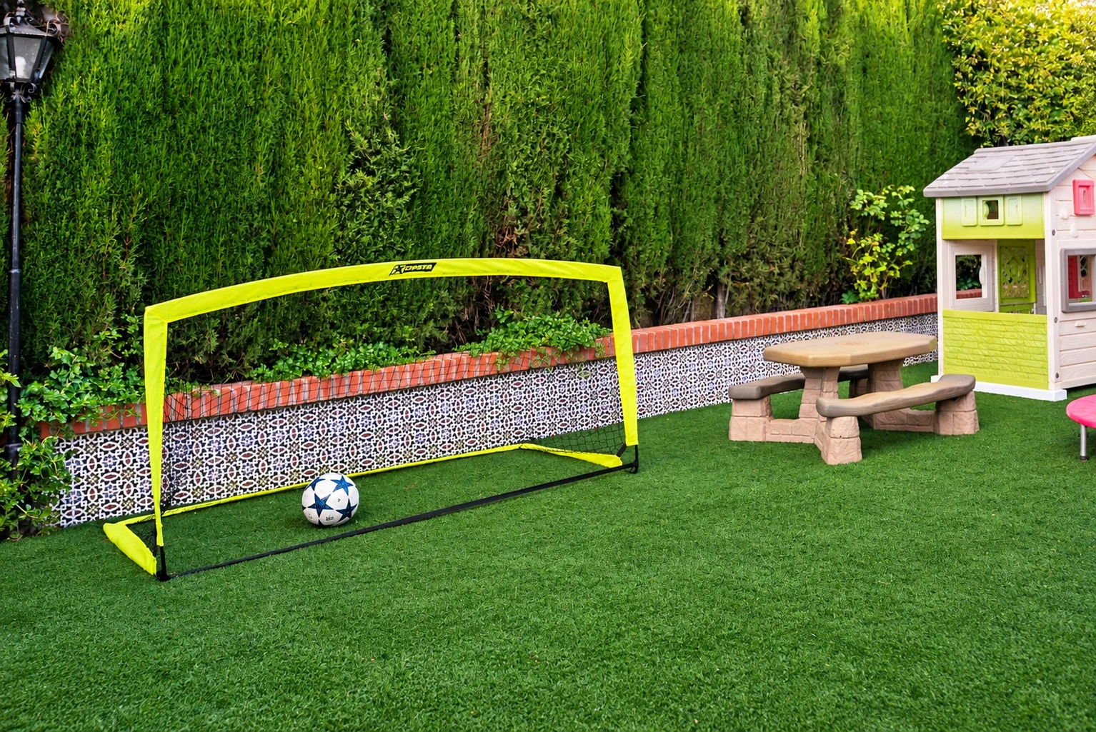 Portería de fútbol y casita infantil sobre césped en Villa Granada Garden